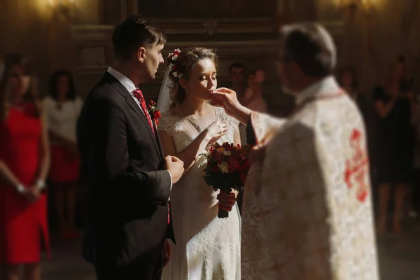 Casal beijando anéis de casamento — Fotografia de Stock