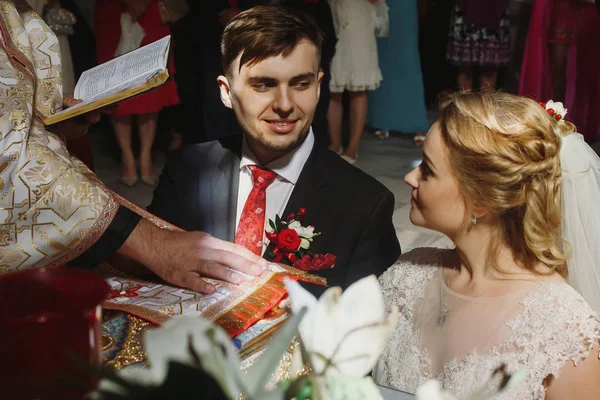Ceremonia de boda en la iglesia —  Fotos de Stock