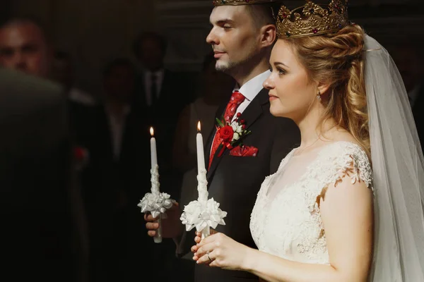 Sposa e sposo che tengono le candele — Foto Stock