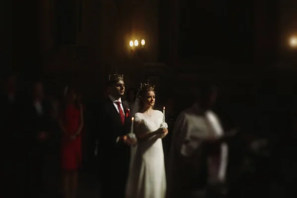 촛불을 들고 하는 신랑과 신부 — 스톡 사진