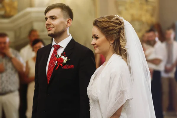 Menyasszony és a vőlegény az esküvő során — Stock Fotó