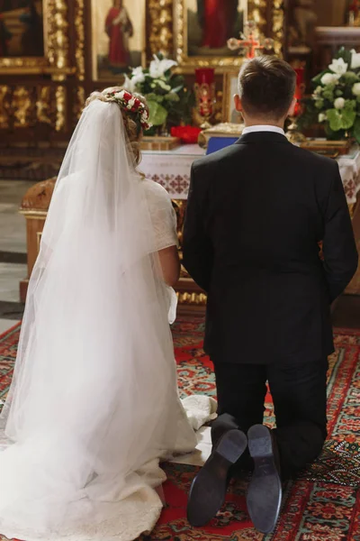 Наречений і наречений в церкві — стокове фото