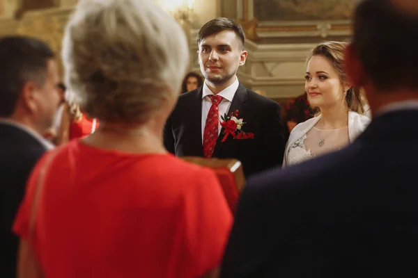 Novia y novio en la iglesia —  Fotos de Stock