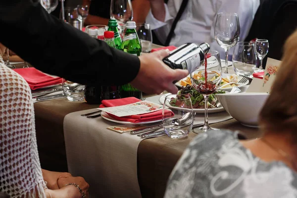 Garçom derramando vinho — Fotografia de Stock