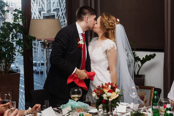 Newlywed couple kissing — Stock Photo, Image