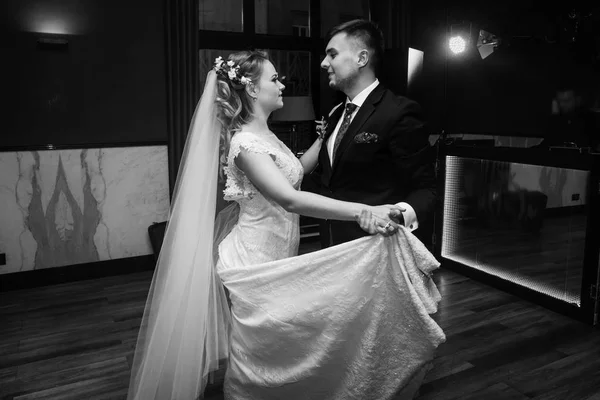 Casal recém-casado primeira dança — Fotografia de Stock