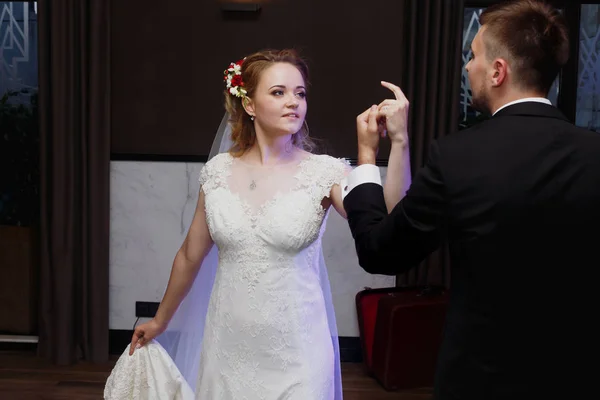 Casal recém-casado primeira dança — Fotografia de Stock