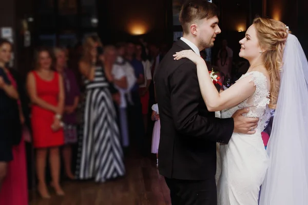 Bröllop par första dansen — Stockfoto