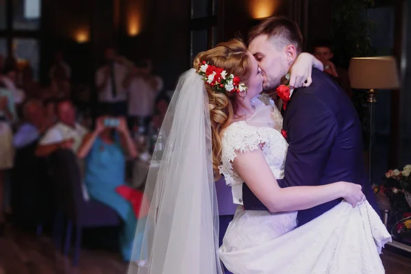 Casal recém-casado dançando — Fotografia de Stock