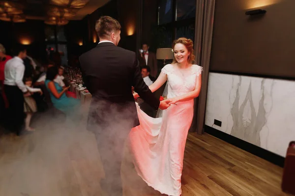 Brautpaar tanzt — Stockfoto