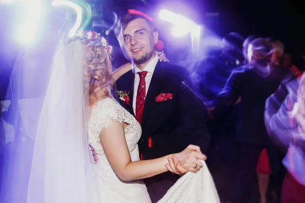 Newlywed bride and groom dancing — Stock Photo, Image