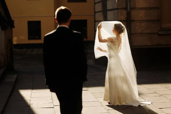 通りでポーズ豪華な花嫁 — ストック写真