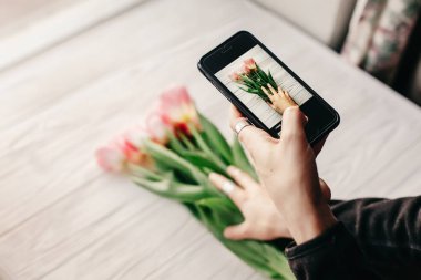 El ele tutuşan telefon 