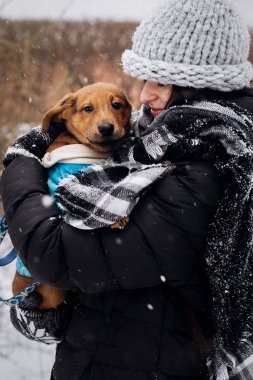 kadın ile köpek yavrusu örme şapka