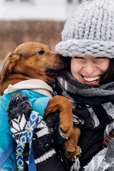 Woman hugging cute puppy — Stock Photo, Image