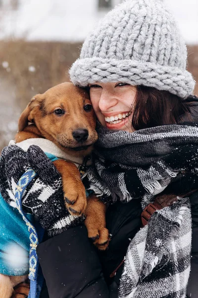 Young woman with puppy — Stock Photo, Image
