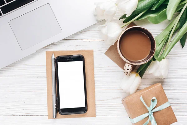 Telefon, tulpaner, presentförpackning och kaffe — Stockfoto
