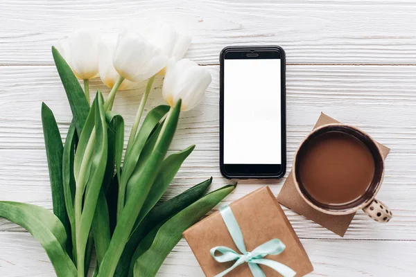 Telefon, tulpaner, presentförpackning och kaffe — Stockfoto