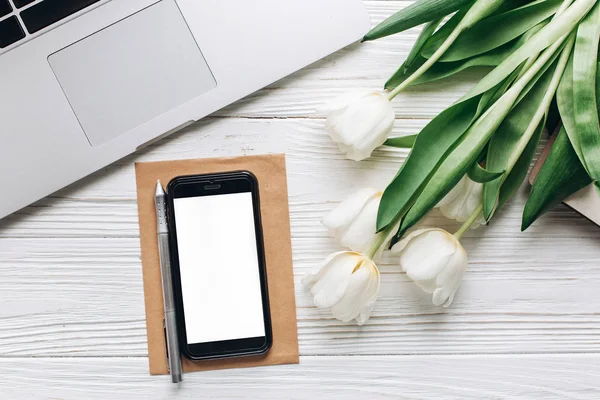 Telefon, Laptop und Tulpen — Stockfoto