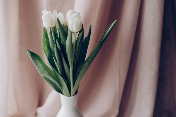 白いチューリップの花瓶 — Stock fotografie