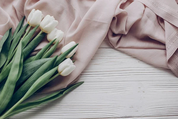 Tulipanes blancos y tela suave beige — Foto de Stock