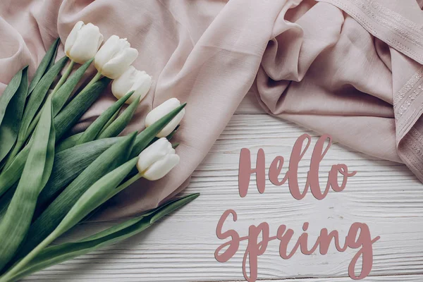 Olá texto de primavera e tulipas — Fotografia de Stock