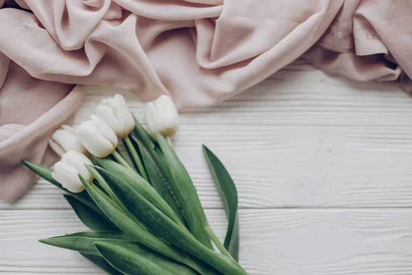 Fehér tulipánok és bézs színű puha szövet — Stock Fotó