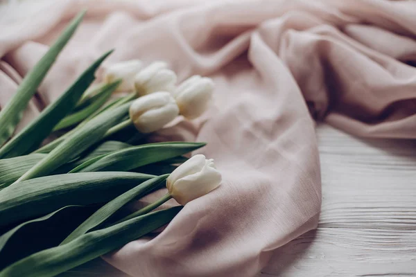 Tulipas brancas e tecido macio bege — Fotografia de Stock