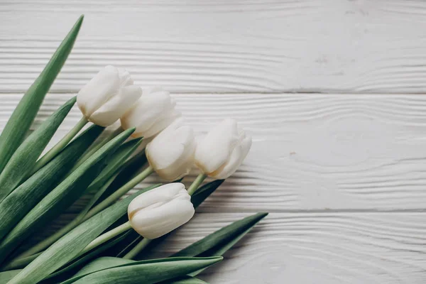 Тюльпаны на деревенском столе — стоковое фото