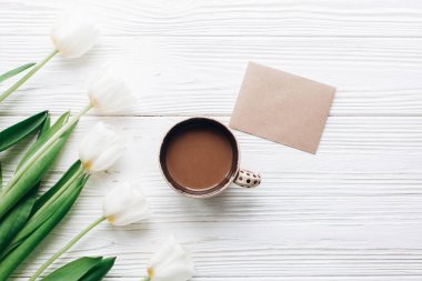 Lale, tebrik kartı ve kahve fincanı