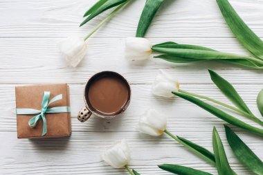 hediye kutusu, Lale ve kahve Kupası