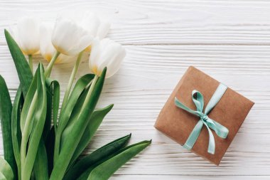 mevcut kutusu ve laleler