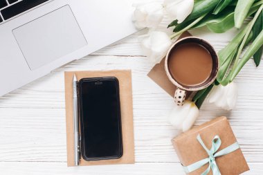 telefon ekran, dizüstü bilgisayar, kahve ve laleler