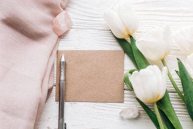 Lale şablonuyla tebrik kartı