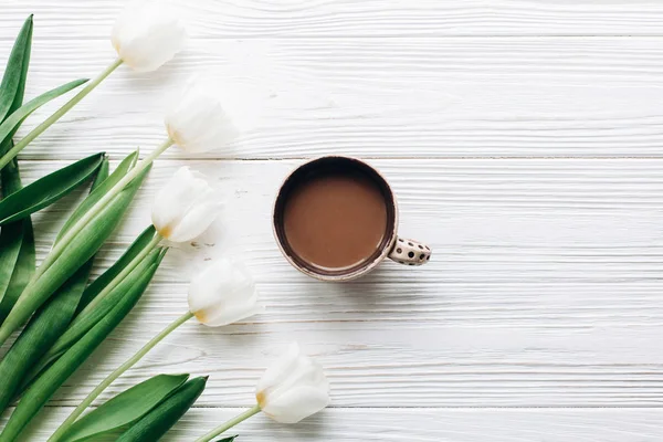 Bílé tulipány a šálek kávy — Stock fotografie