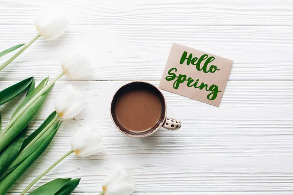 Hallo Frühling grüner Text auf Karte — Stockfoto