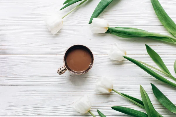 Vita tulpaner och kaffekopp — Stockfoto