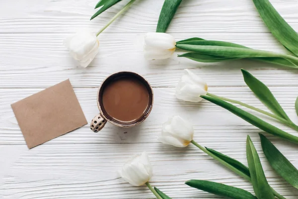 Tulpaner, craft gratulationskort och kaffe — Stockfoto