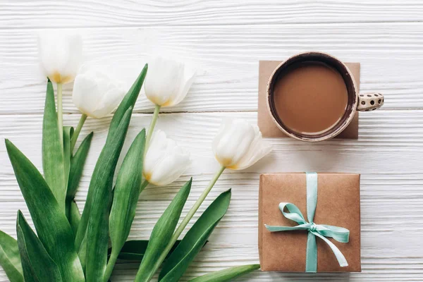 Närvarande med kaffe och tulpaner — Stockfoto