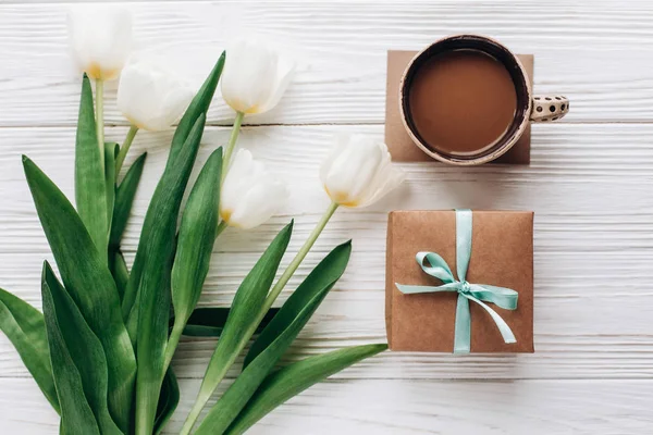 Presente con café y tulipanes — Foto de Stock