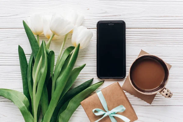 Cadeau, téléphone, tulipes et café — Photo