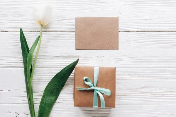 Tarjeta de felicitación, caja de regalo y tulipán —  Fotos de Stock