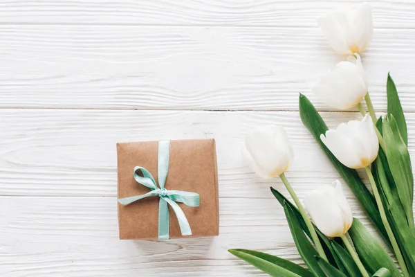 Craft present box and tulips — Stock Photo, Image