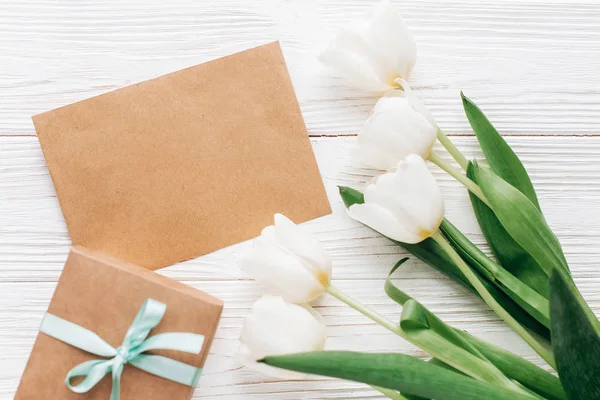 Tarjeta de felicitación con tulipanes y regalo — Foto de Stock