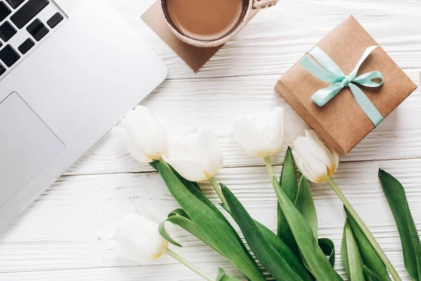 Laptop med morgonkaffe och tulpaner — Stockfoto