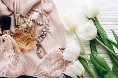 kadın iç çamaşırı ve laleler