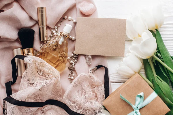 Koronkowa bielizna Biżuteria i perfumy — Zdjęcie stockowe