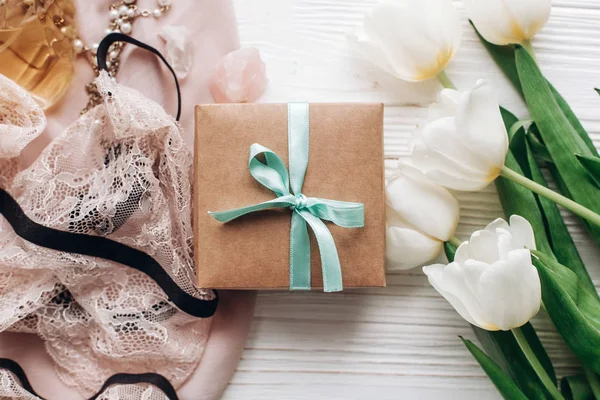 Geschenk box, tulpen en lace lingerie — Stockfoto