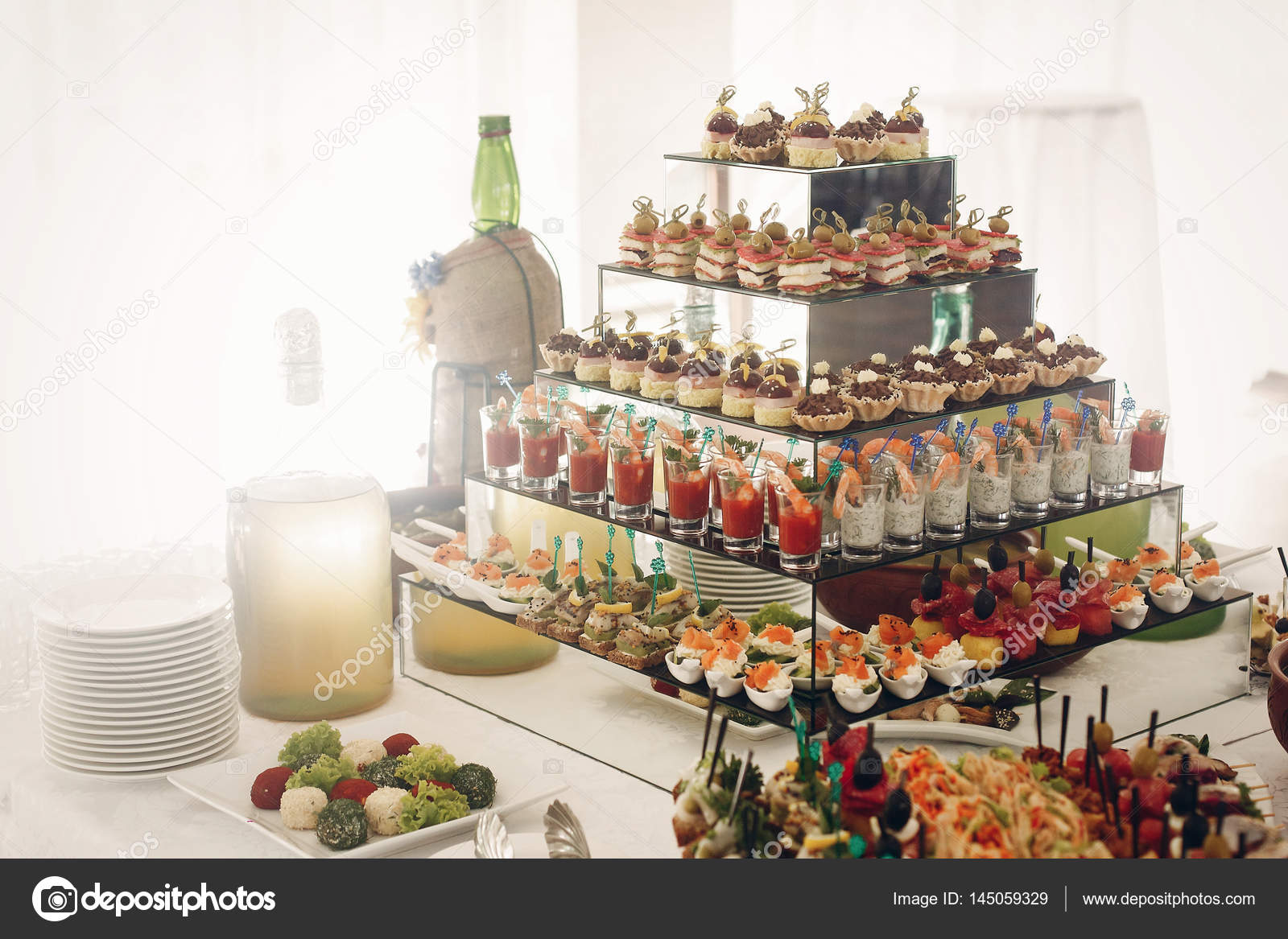 Snacks en la mesa de recepción de la boda — Foto de stock #145059329 ©  Sonyachny, image size:1600x1167