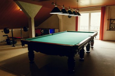 Bilardo masasına dinlenme odası